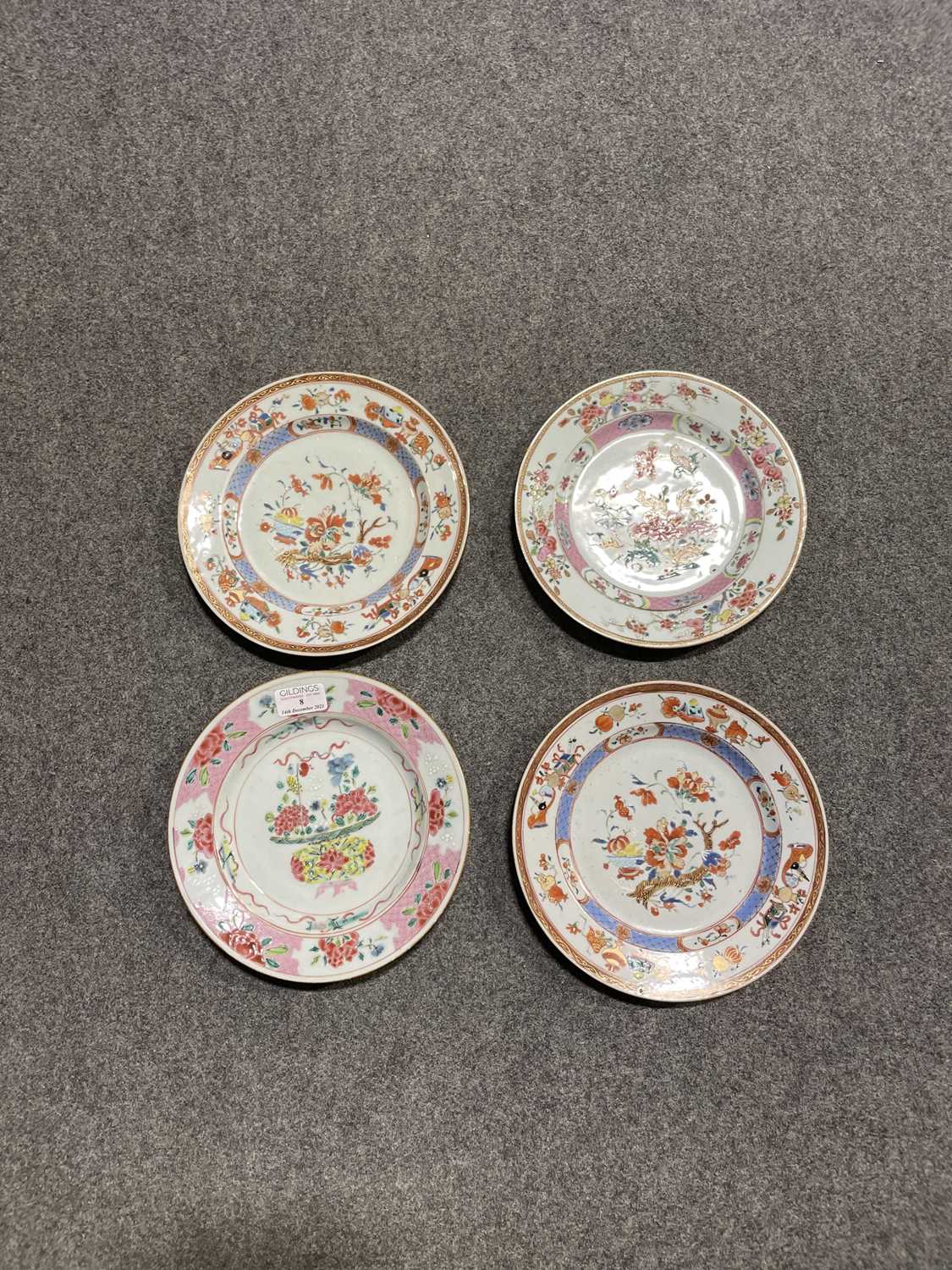 Pair of Chinese soup plates and two famille rose plates, - Bild 2 aus 3