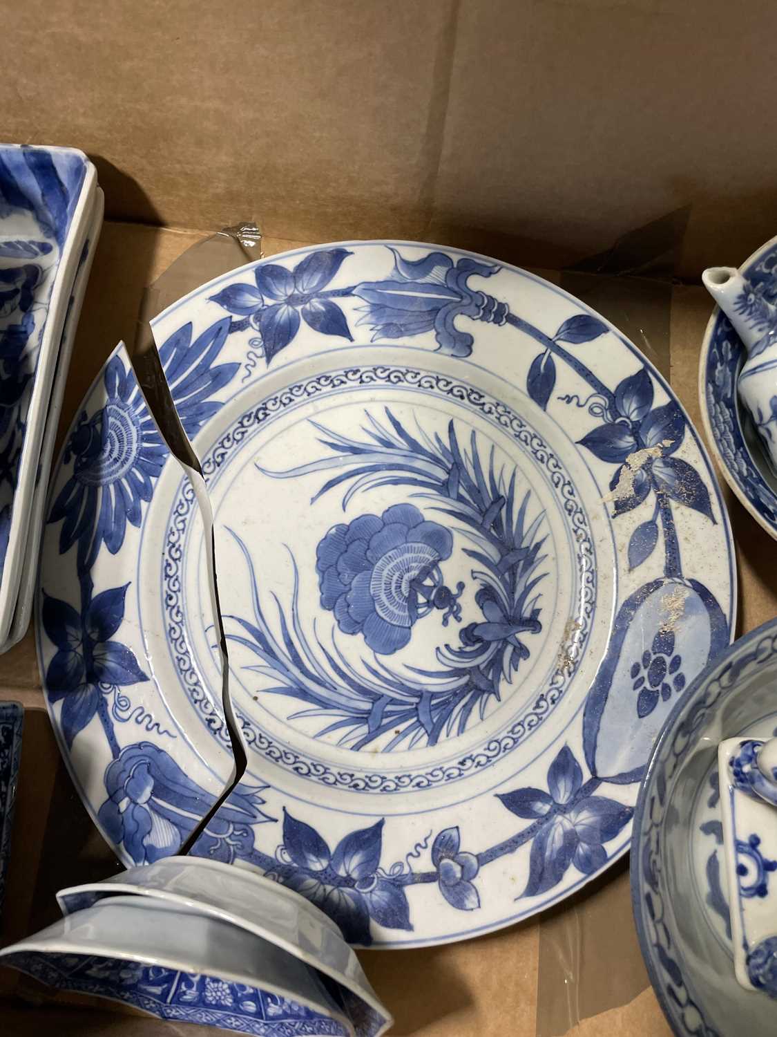 Chinese blue and white bowl, Kangxi style teapot, etc. - Bild 10 aus 11