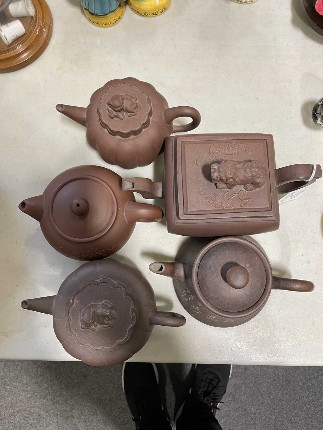 Five Chinese redware teapots, - Bild 9 aus 22