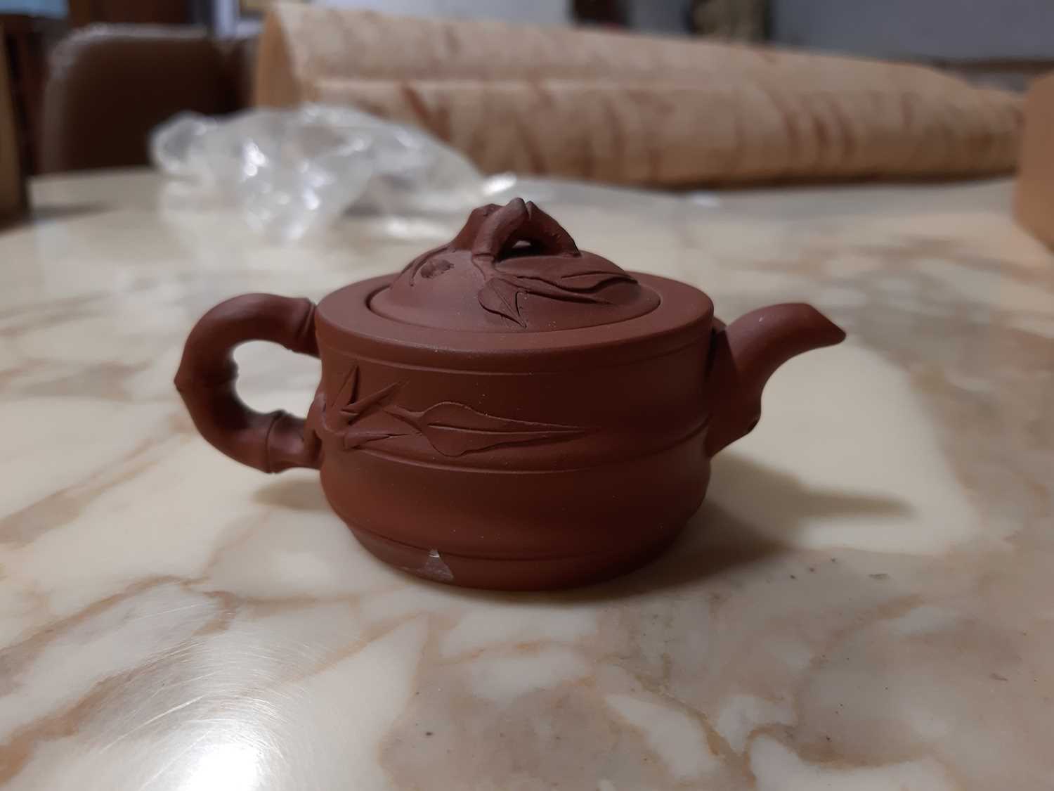 Chinese redware teapots and a jug, - Bild 10 aus 28