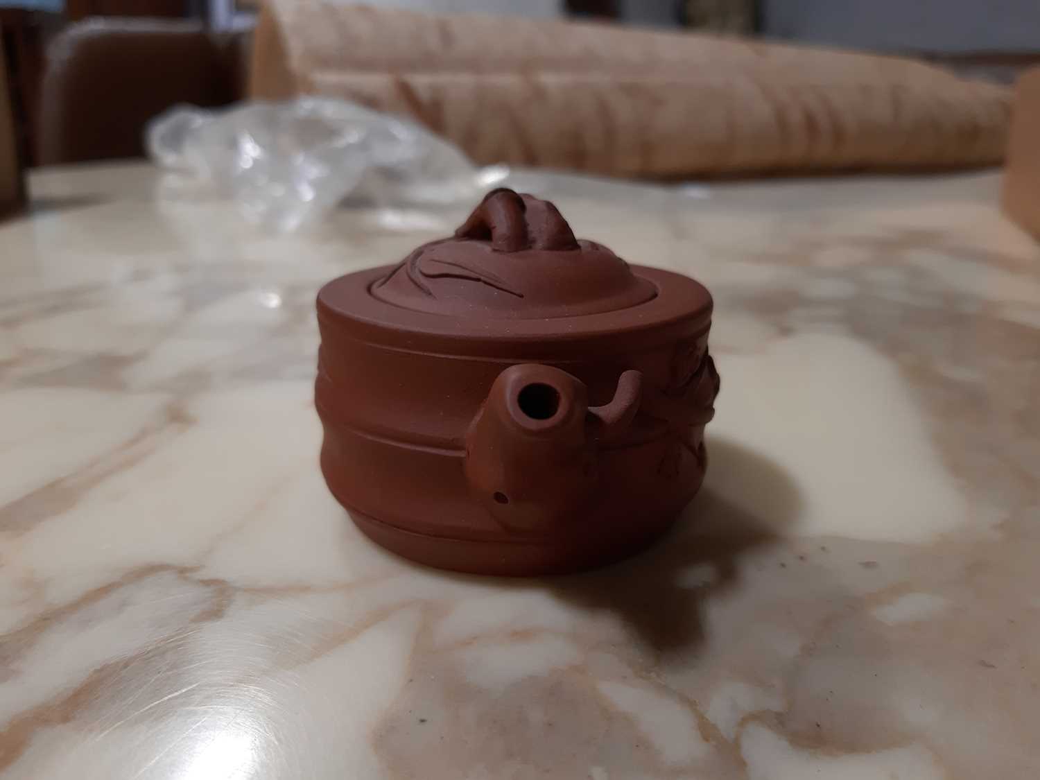 Chinese redware teapots and a jug, - Bild 9 aus 28