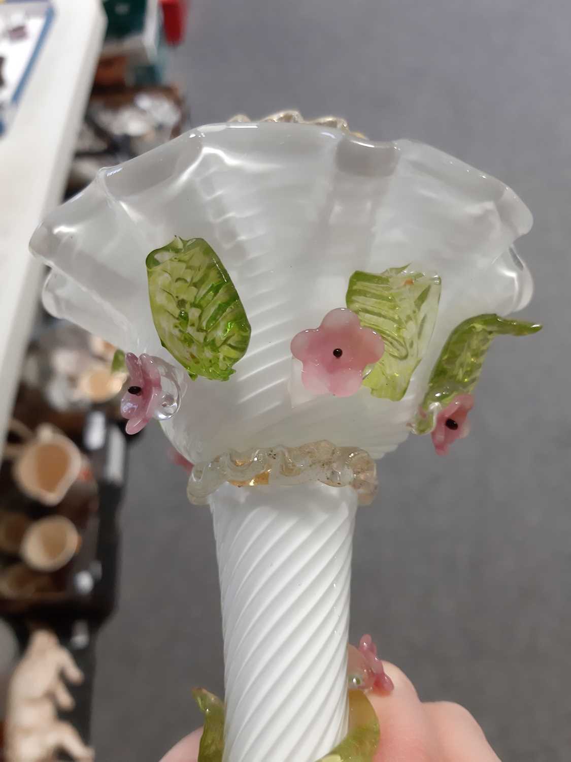 Pair of pale pink Murano design glass candlesticks and a pair of White and floral trailed Murano can - Bild 2 aus 2