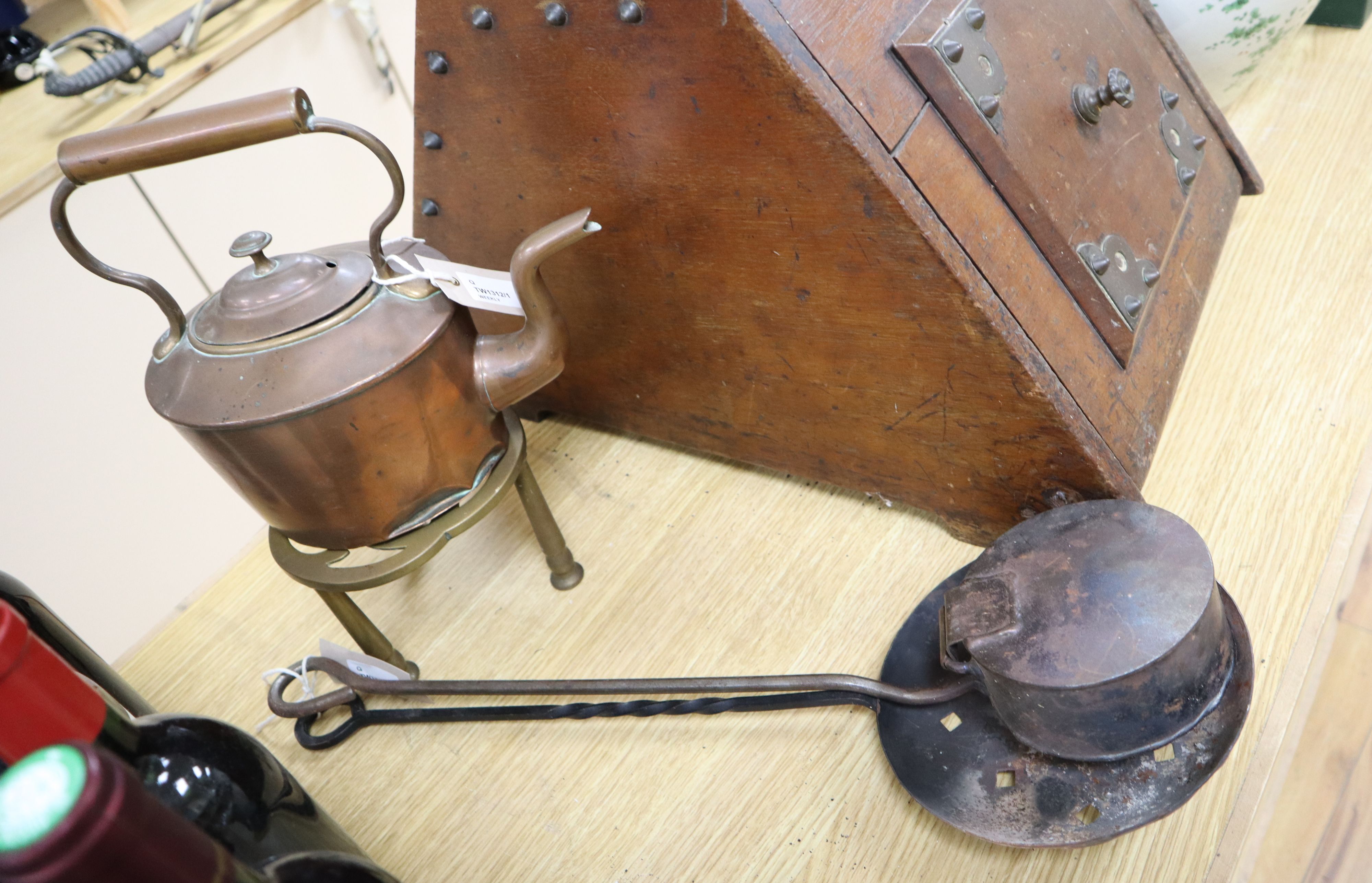 A quantity of miscellaneous metalware, including a coal scuttle, etc. - Image 3 of 3