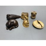 Two Japanese staghorn netsuke of lion dogs, two ivory netsuke of a lotus pod and a manju, 19th
