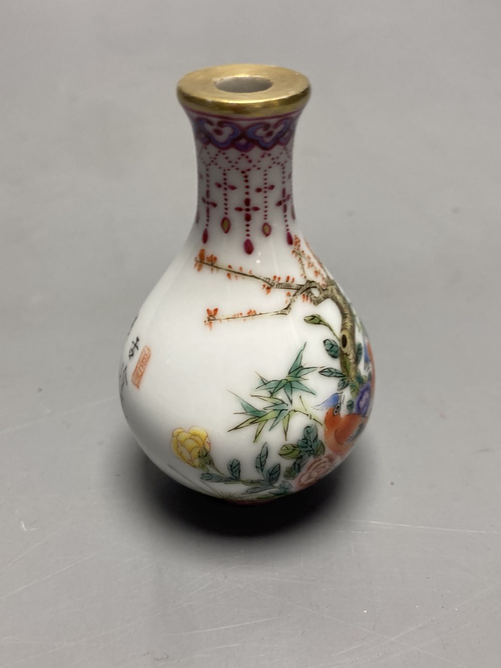 A Chinese famille rose snuff bottle, Republic or later, height 8cm - Image 3 of 5