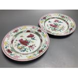 A pair of Chinese famille rose porcelain plates, Qianlong period, diameter 23cm