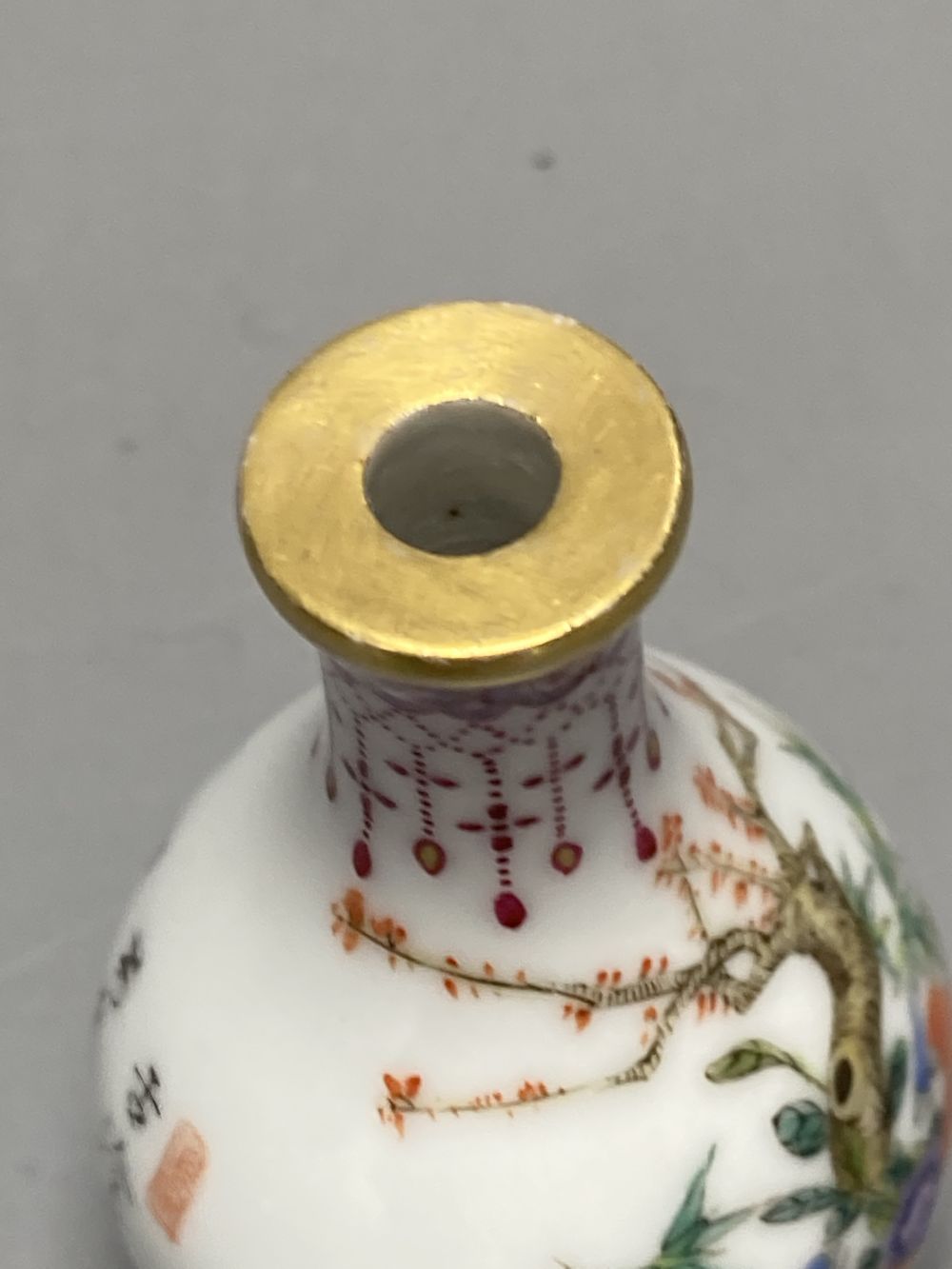 A Chinese famille rose snuff bottle, Republic or later, height 8cm - Image 4 of 5