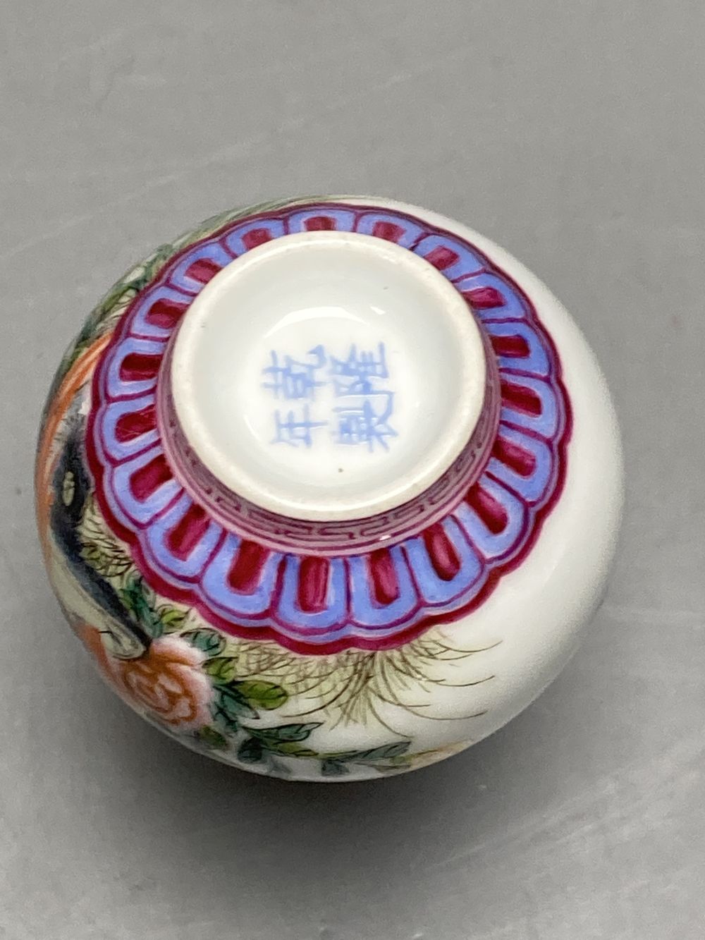 A Chinese famille rose snuff bottle, Republic or later, height 8cm - Image 5 of 5