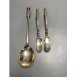 An Edwardian silver seal top spoon, London, 1905, 19.9cm and a pair of novelty plated spoons with