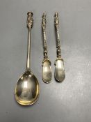 An Edwardian silver seal top spoon, London, 1905, 19.9cm and a pair of novelty plated spoons with
