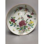 A Chinese famille rose saucer dish, Qianlong, diameter 21cm