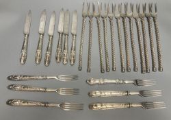 Twelve plated toasting forks and a set of six Victorian Elkington Mason & Co plated dessert knives