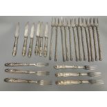 Twelve plated toasting forks and a set of six Victorian Elkington Mason & Co plated dessert knives