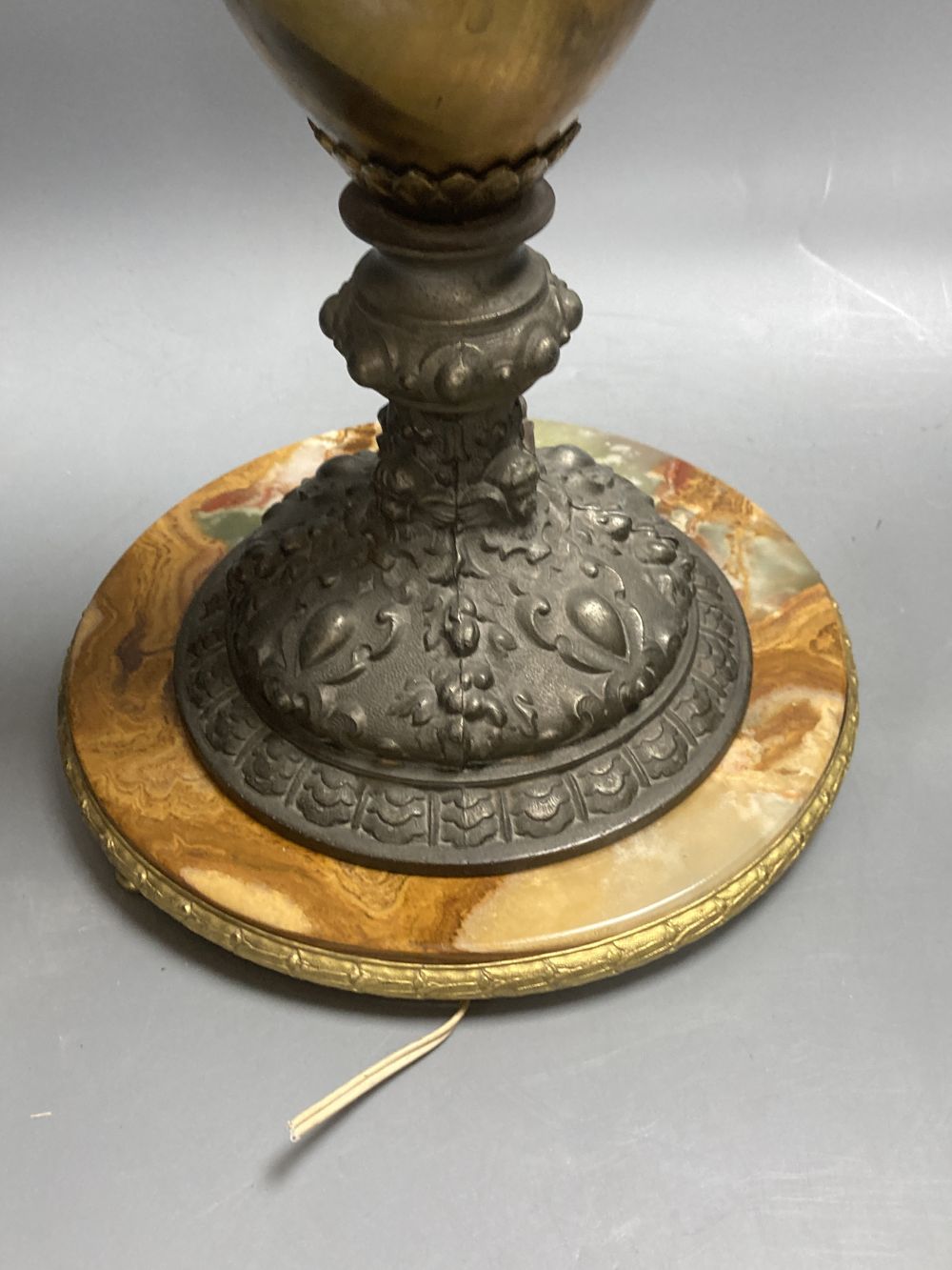 A table lamp in the form of a Renaissance style brass and spelter ewer, 72cm excl. light fitting - Image 4 of 5