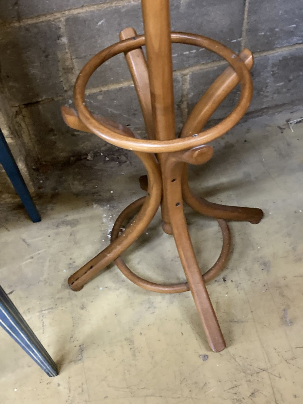 A bentwood hat stand, height 190cm - Image 3 of 3