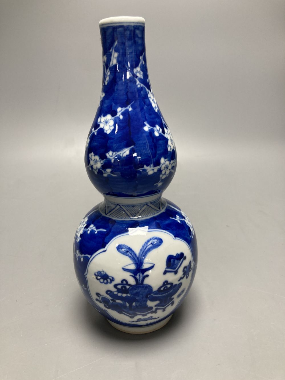 A Chinese blue and white double gourd vase, height 25cm