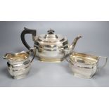 A modern silver three piece tea set, Robert Pringle & Sons, Sheffield, 1959/60, gross 32.5oz.