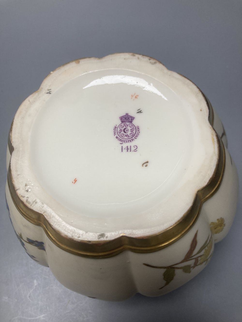 A late Victorian Royal Worcester bulbous jar and cover, date code 1892-3, 17cmCONDITION: Good - Image 3 of 4