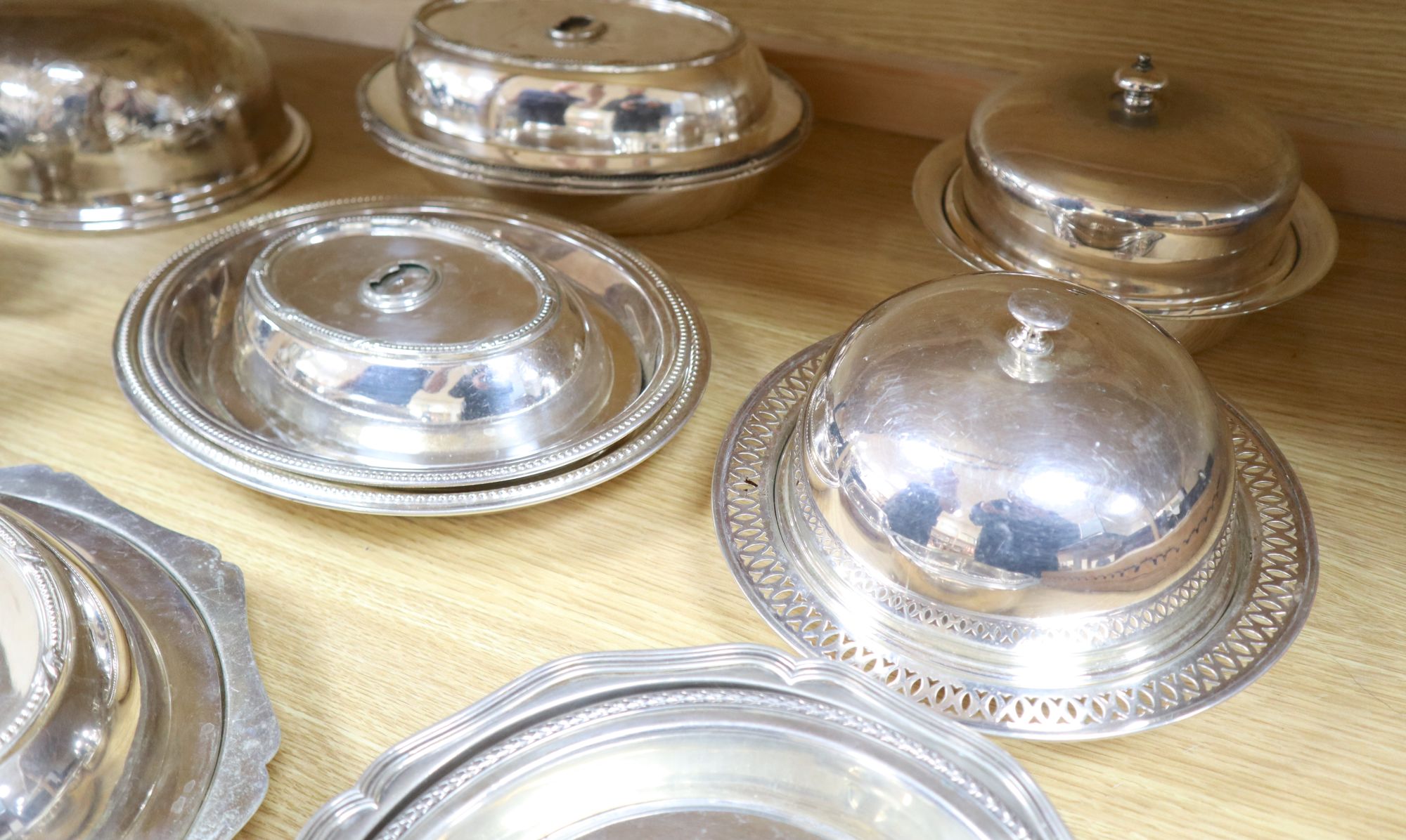 A quantity of plated items, including entree dishes and covers, two muffin dishes and covers and - Image 4 of 5
