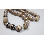 A single strand graduated banded agate bead necklace, 63cm, largest bead 15.4mm.CONDITION: The