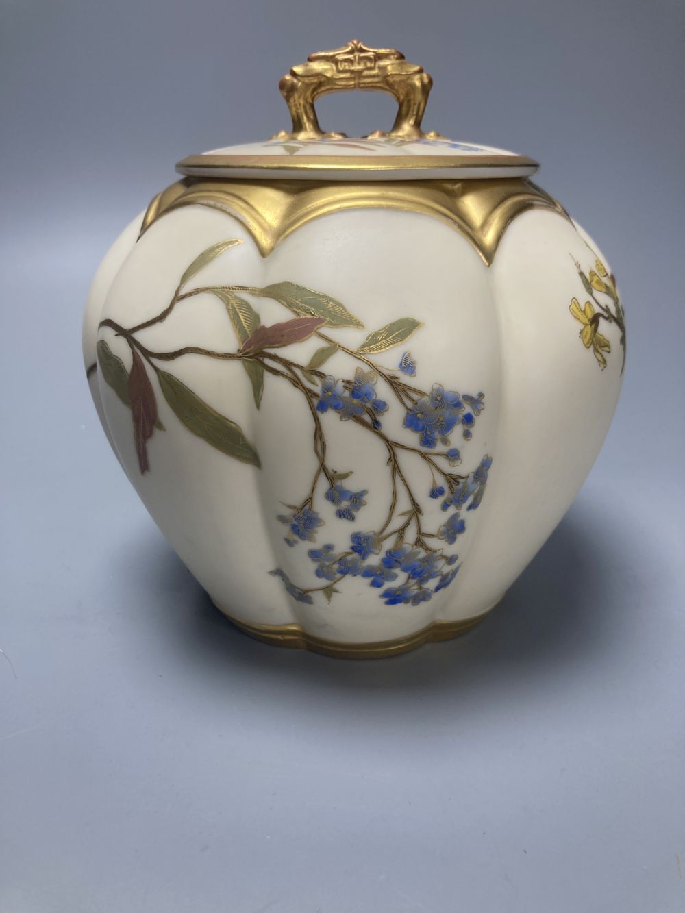 A late Victorian Royal Worcester bulbous jar and cover, date code 1892-3, 17cmCONDITION: Good - Image 4 of 4