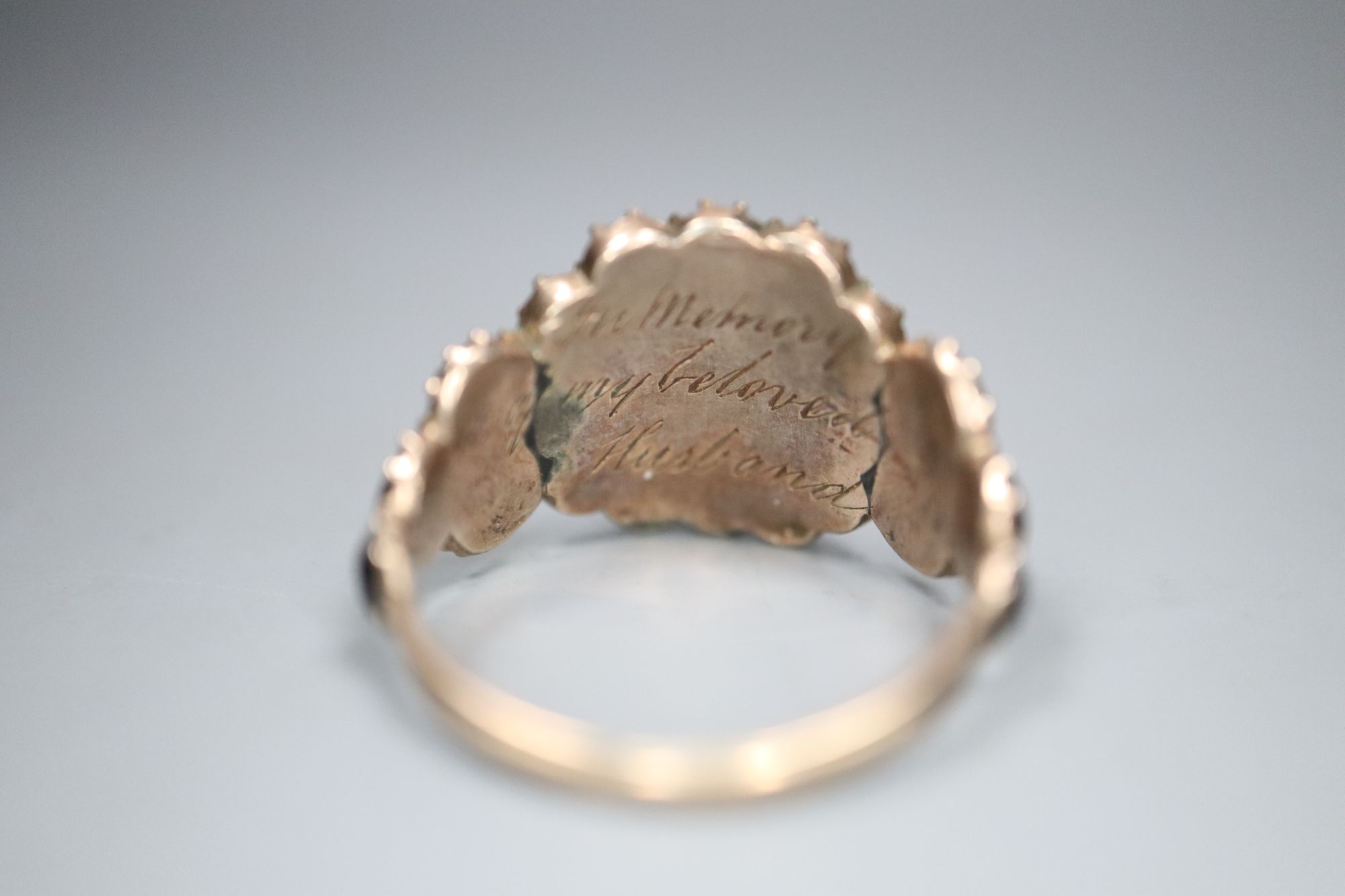 A William IV gold and jet memorial ring with central hair work panel, the underside inscribed 'In - Image 3 of 3
