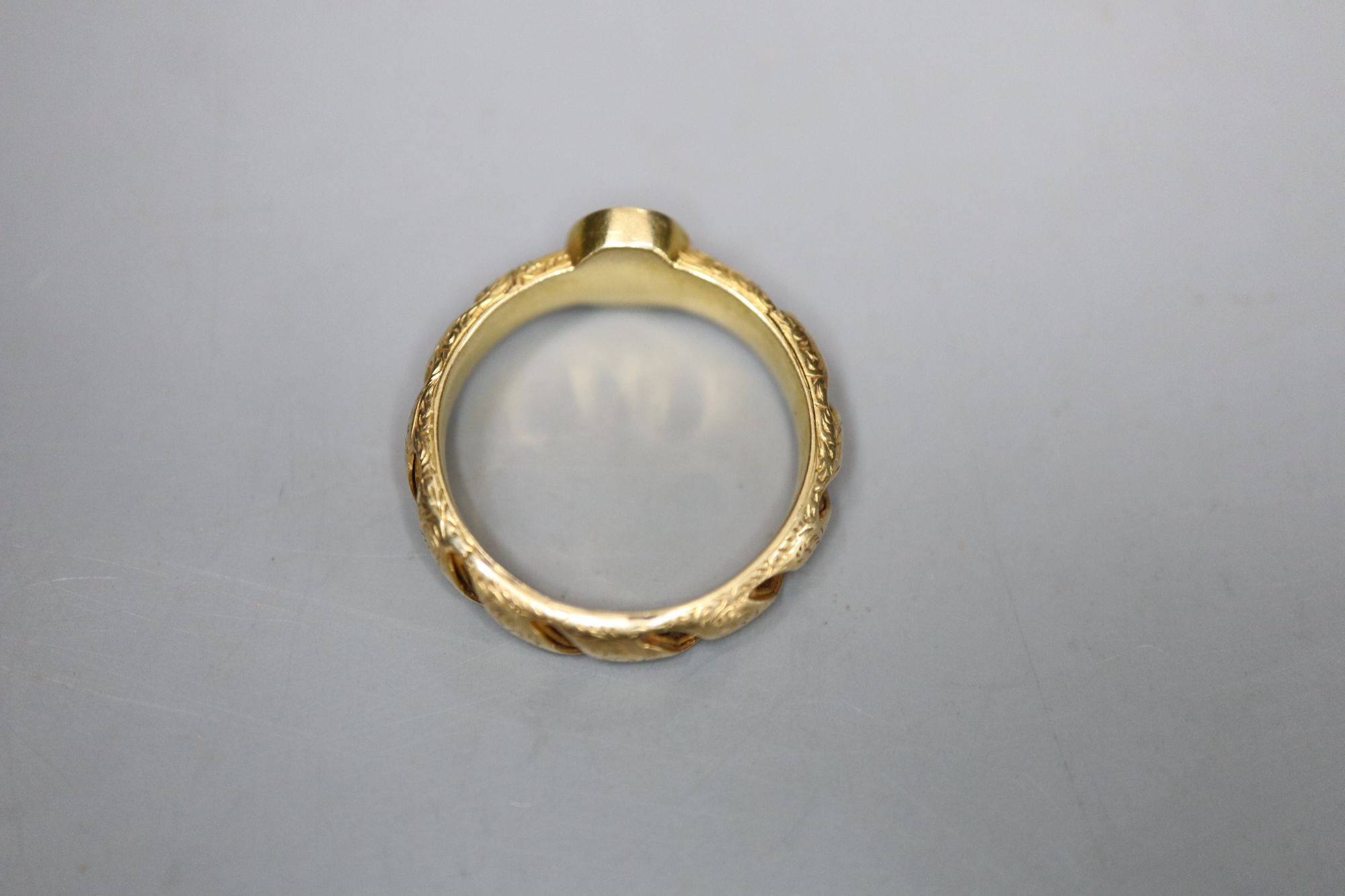 A Victorian gold memorial ring, formerly hair set, with engraved monogram, 4.1 grams - Image 3 of 3