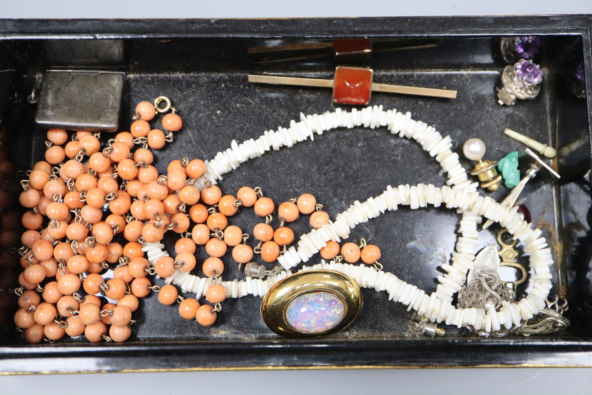 A 9ct and carnelian set tie pin, an Edwardian silver stamp envelope, Chester, 1905(splits), a - Image 2 of 3