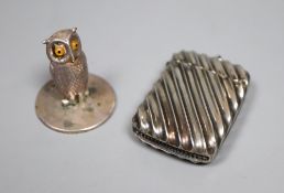 An Edwardian silver owl menu holder by Sampson Mordan & Co, Chester, 1905, 35mm and a plated vesta