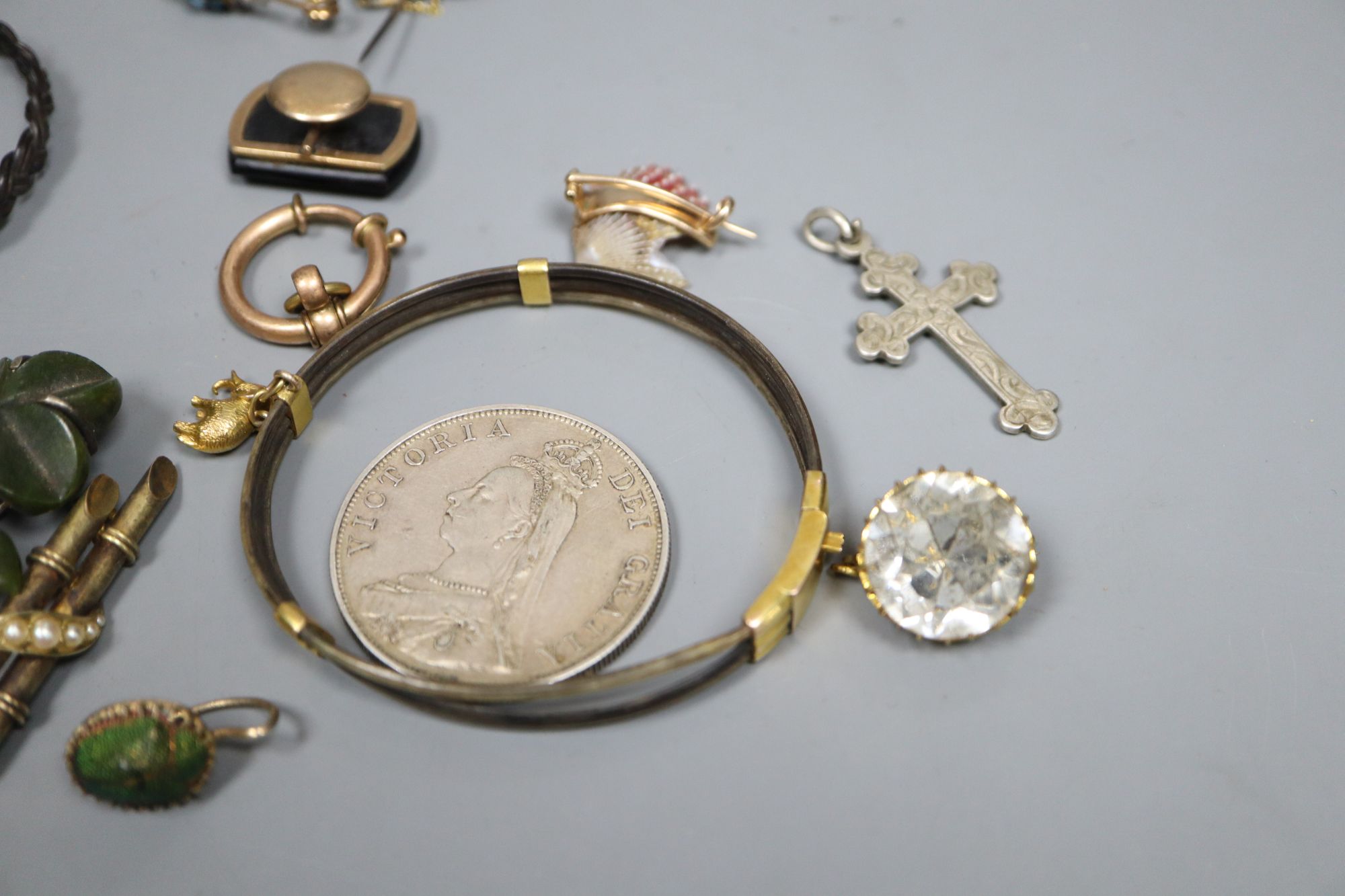 A group of assorted antique jewellery etc., to include: - an 18ct gold and platinum ring set tiny - Image 2 of 4