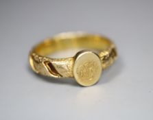 A Victorian gold memorial ring, formerly hair set, with engraved monogram, 4.1 grams