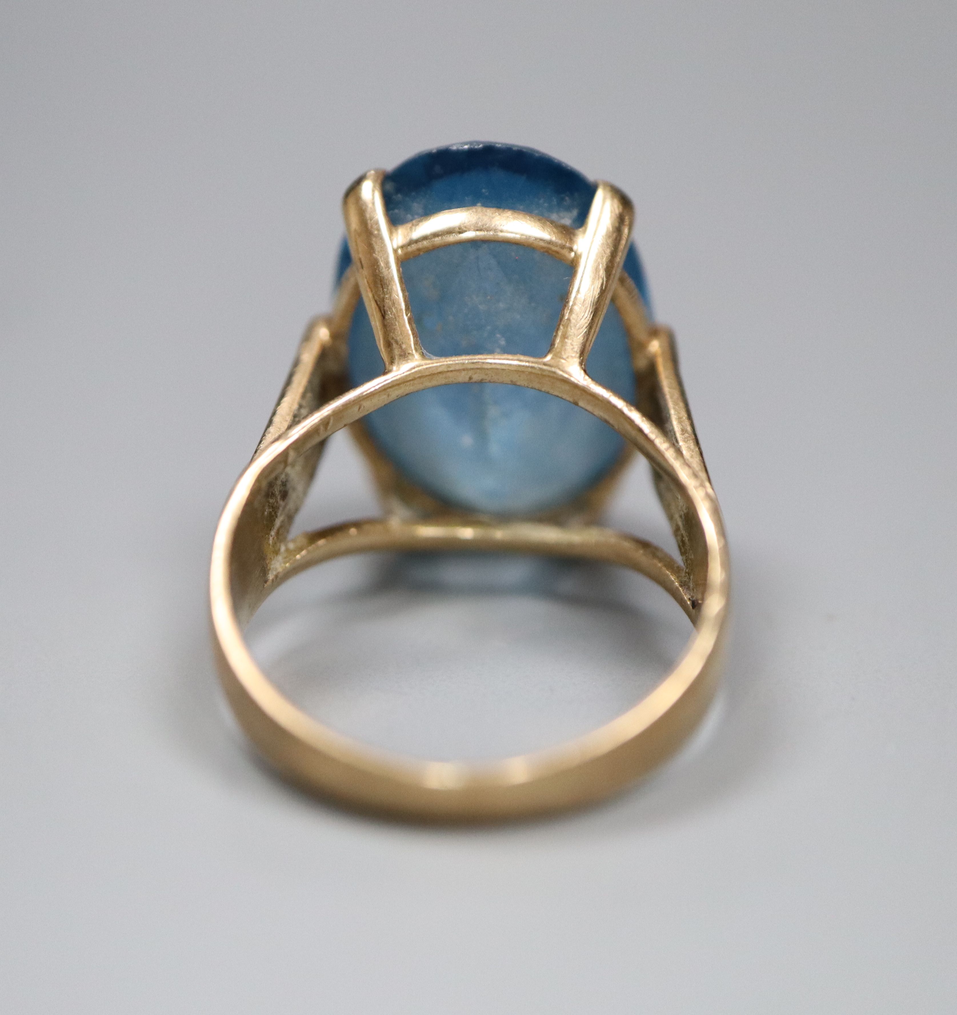 A modern 9ct gold and blue paste? set oval dress ring, size K, gross 5.5 grams. - Image 4 of 4