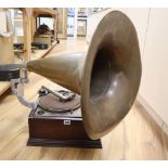 An early 20th century gramophone and horn, overall height 70cm