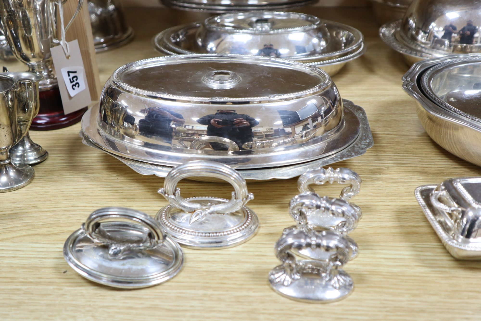 A quantity of plated items, including entree dishes and covers, two muffin dishes and covers and - Image 2 of 5