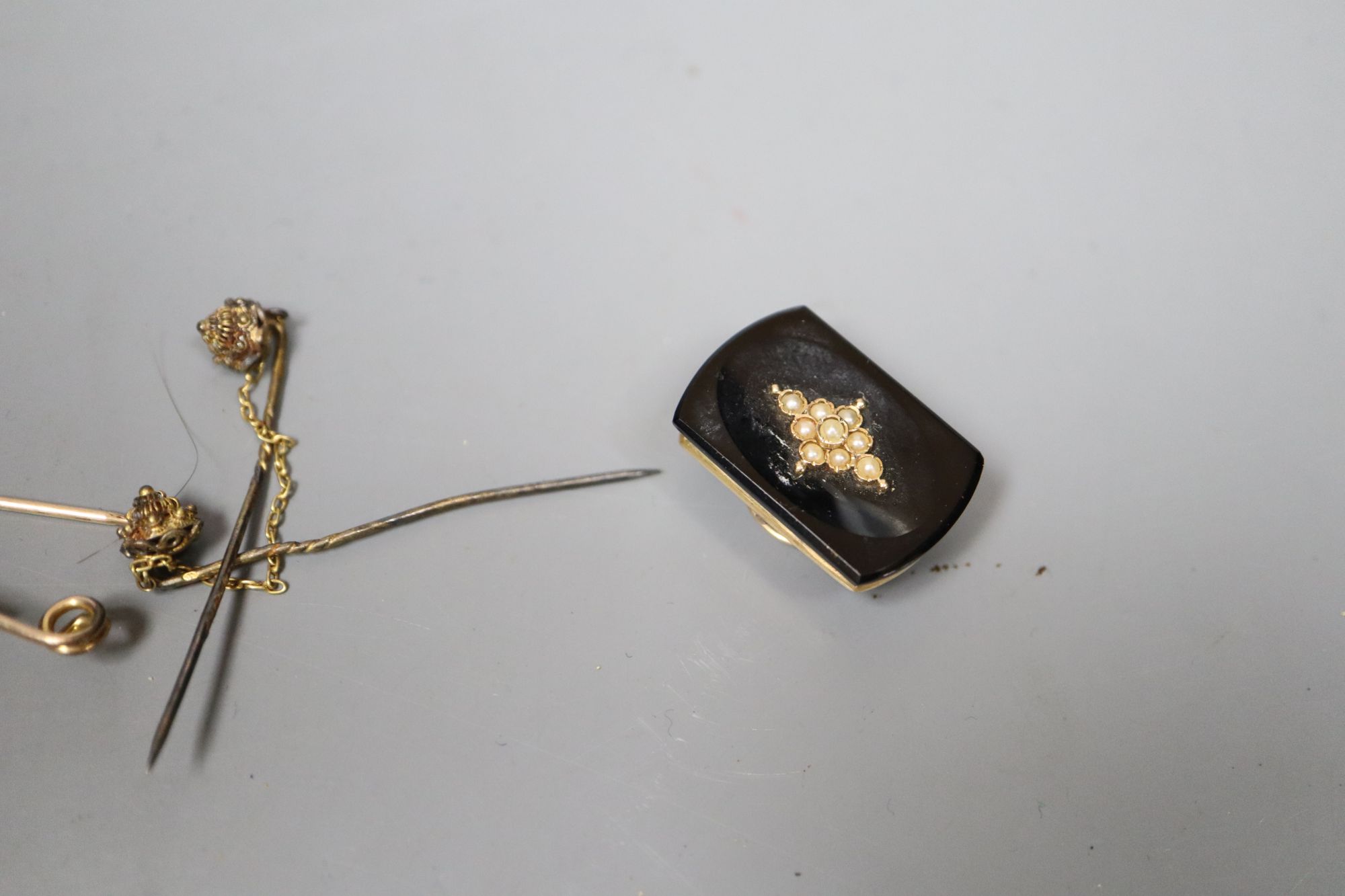 A group of assorted antique jewellery etc., to include: - an 18ct gold and platinum ring set tiny - Image 4 of 4