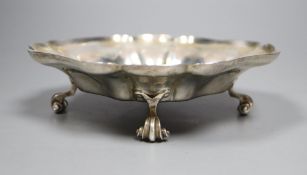 A George VI cusped silver bowl, on four scroll feet, with engraved inscription, Thomas Bradbury &