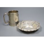 An Edwardian reeded silver christening mug, Birmingham, 1905 and a silver bon bon dish, 4.5oz.