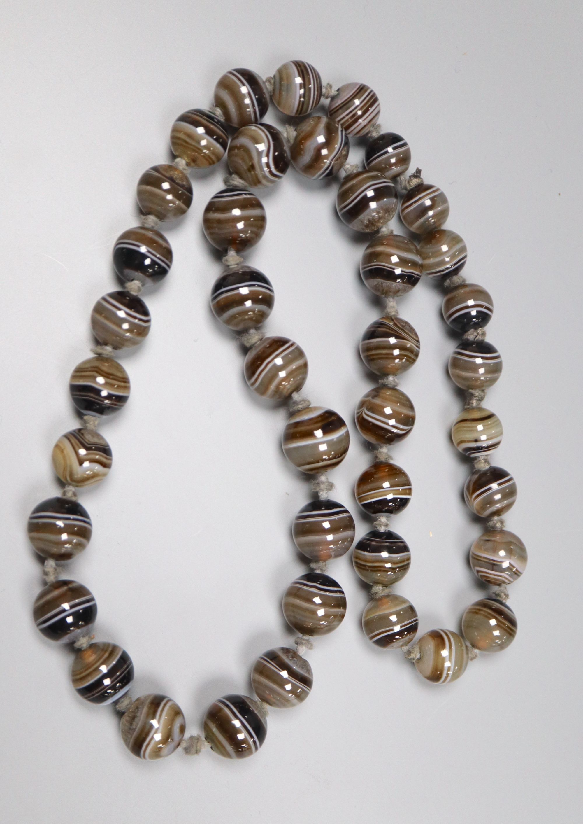 A single strand graduated banded agate bead necklace, 63cm, largest bead 15.4mm.CONDITION: The - Image 2 of 2