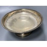 A George V silver pedestal fruit bowl, Birmingham, 1935, 21.7cm, 11oz.CONDITION: Small dent to the