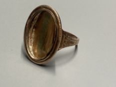 A George III yellow metal mourning ring (lacking insert), with engraved inscription to underside