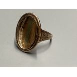 A George III yellow metal mourning ring (lacking insert), with engraved inscription to underside