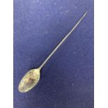 An 18th century white metal mote spoon (a.f.), 17.6cm, 7 grams.CONDITION: Stem slightly bent. Old