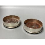 A pair of modern silver mounted wine coasters, W.E.N. London, 1985, 13.2cm.CONDITION: Some minor