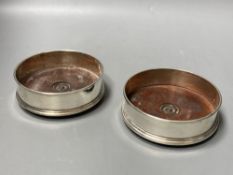 A pair of modern silver mounted wine coasters, W.E.N. London, 1985, 13.2cm.CONDITION: Some minor