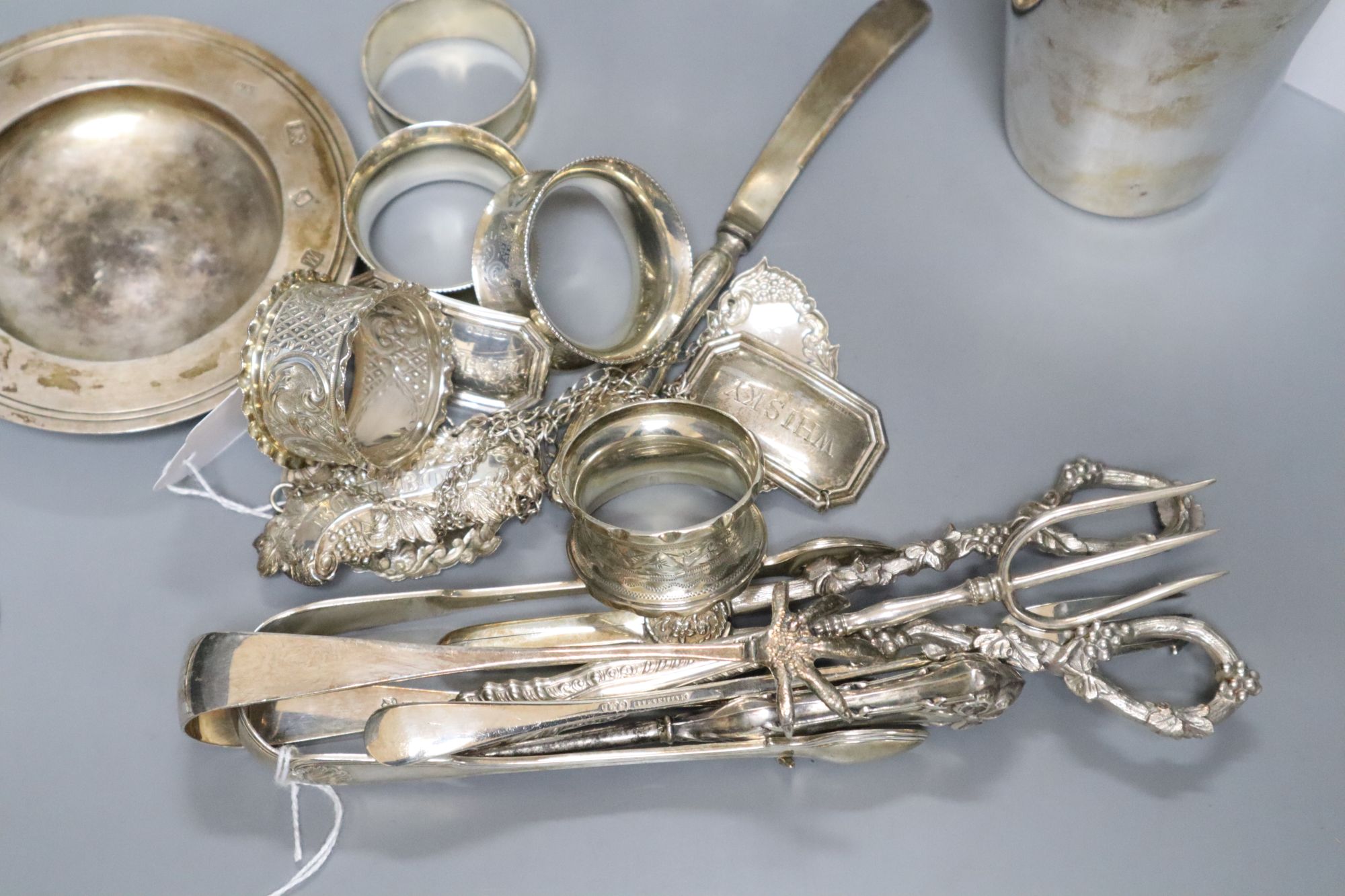 A collection of silver and plated items, the silver items comprising a pair of Sterling weighted - Image 4 of 6