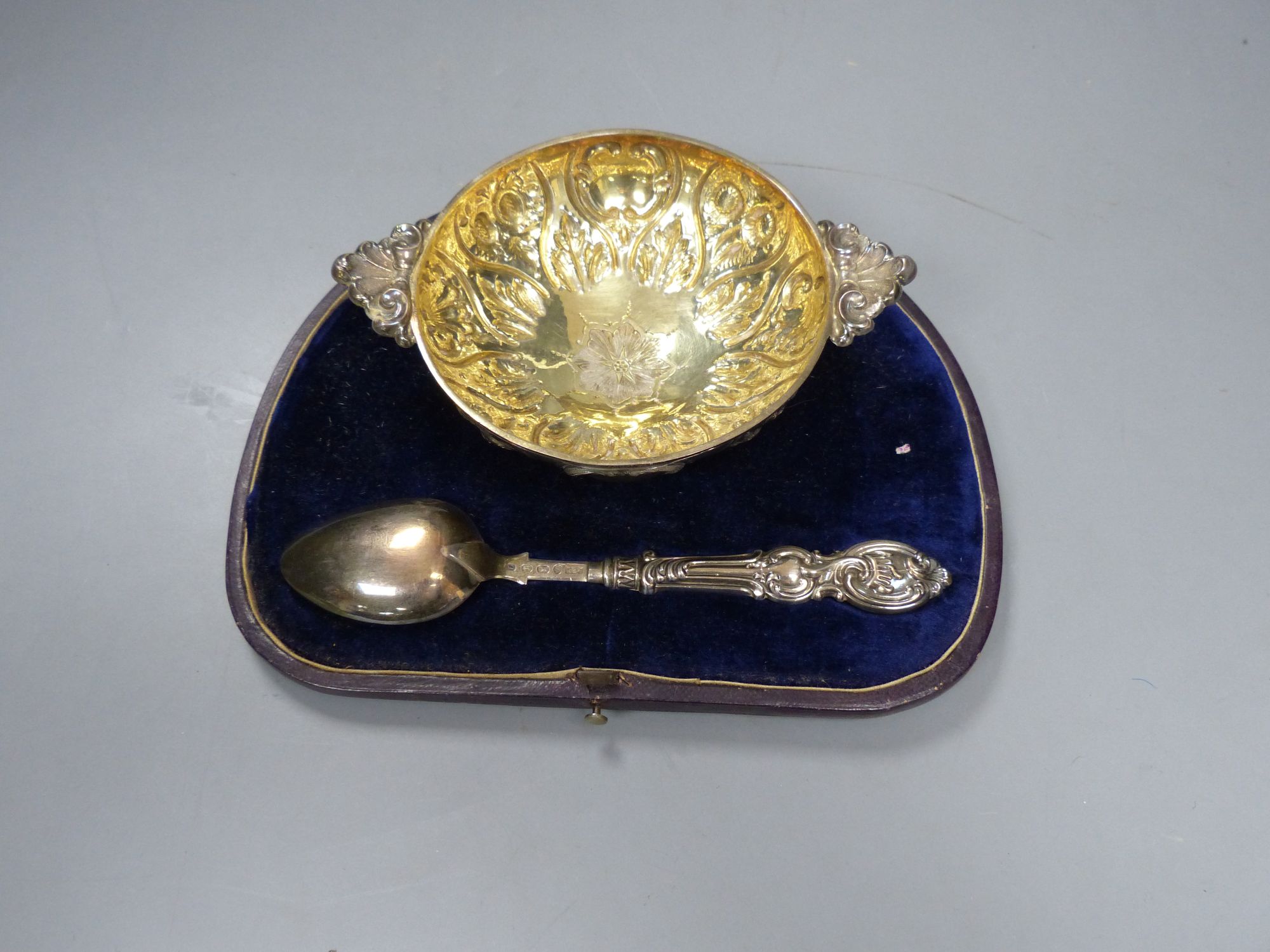 A cased Victorian silver quaich and spoon, Hilliard & Thomason, Birmingham,1857/60, bowl width 15. - Image 2 of 3