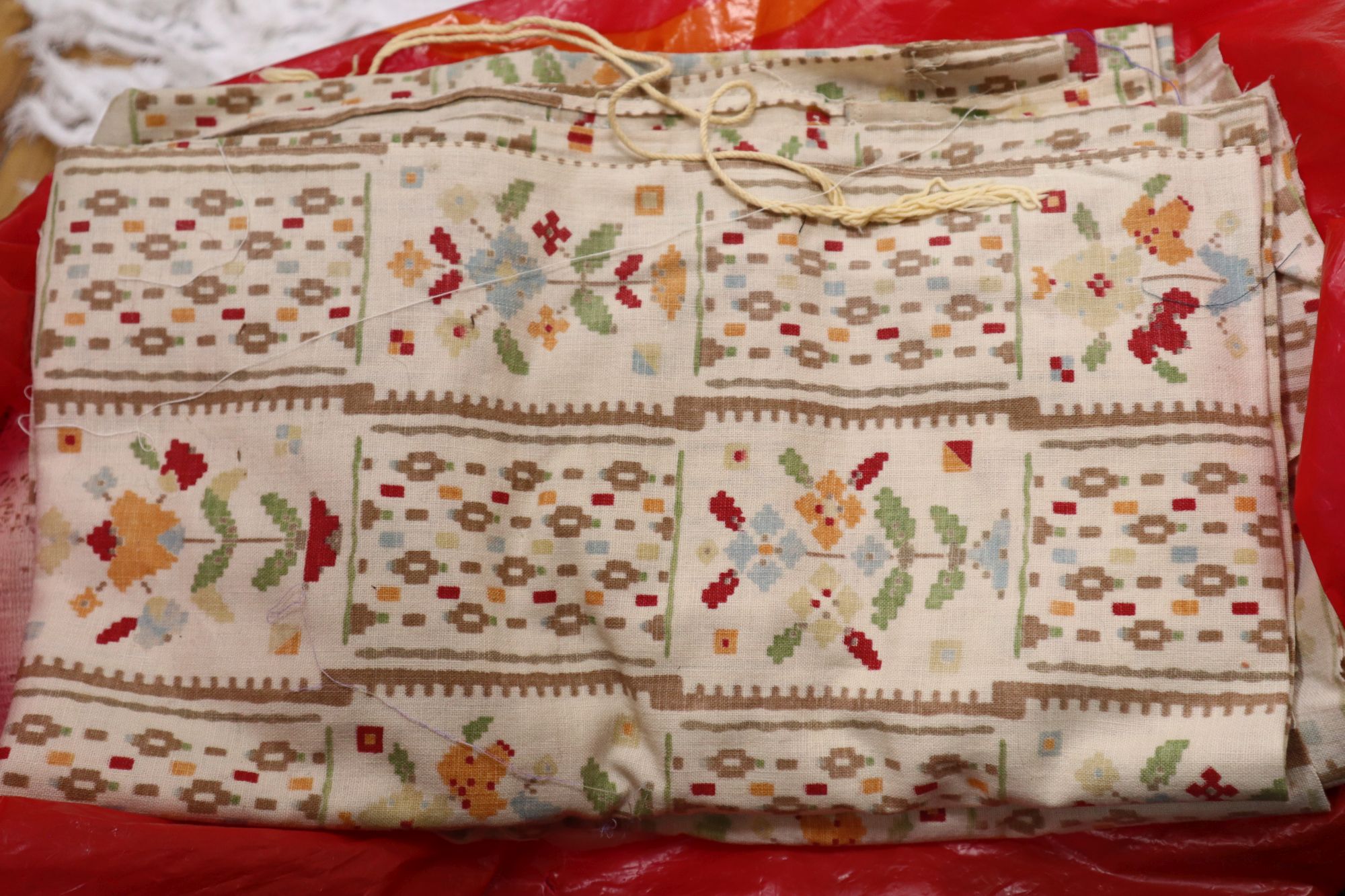 Two Indian bedspreads and vintage fabrics - Image 4 of 4