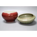 A Chinese sang de boeuf bowl and a celadon bowl, largest diameter 18cm