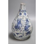 A Chinese late Ming Kraak porcelain vase, height 25cm