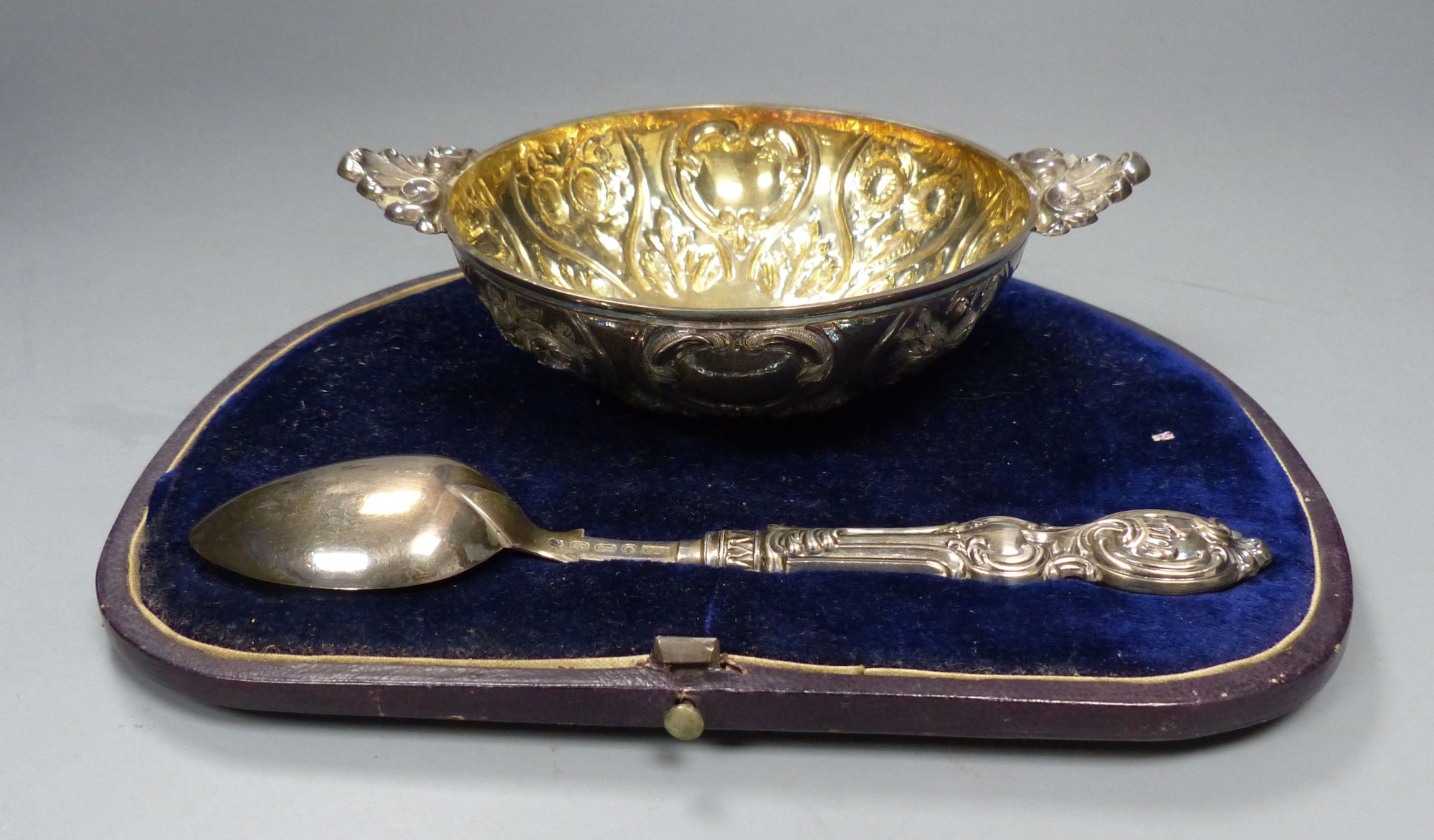 A cased Victorian silver quaich and spoon, Hilliard & Thomason, Birmingham,1857/60, bowl width 15.